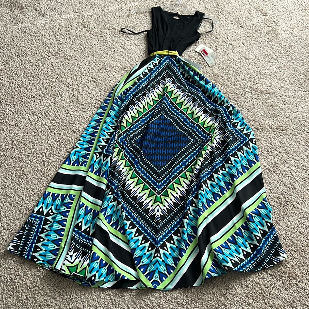 Beautiful dress with vibrant green and blue colors. Size 0P.